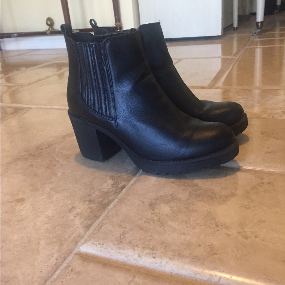 Black heel chelsea boots